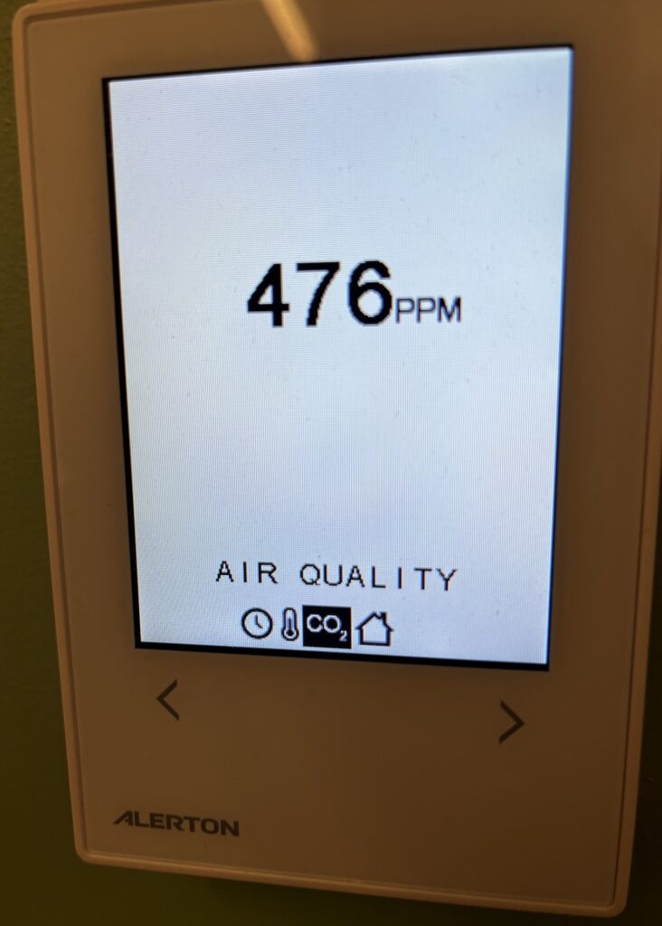 A wall unit notes the Air Quality as 476 ppm.